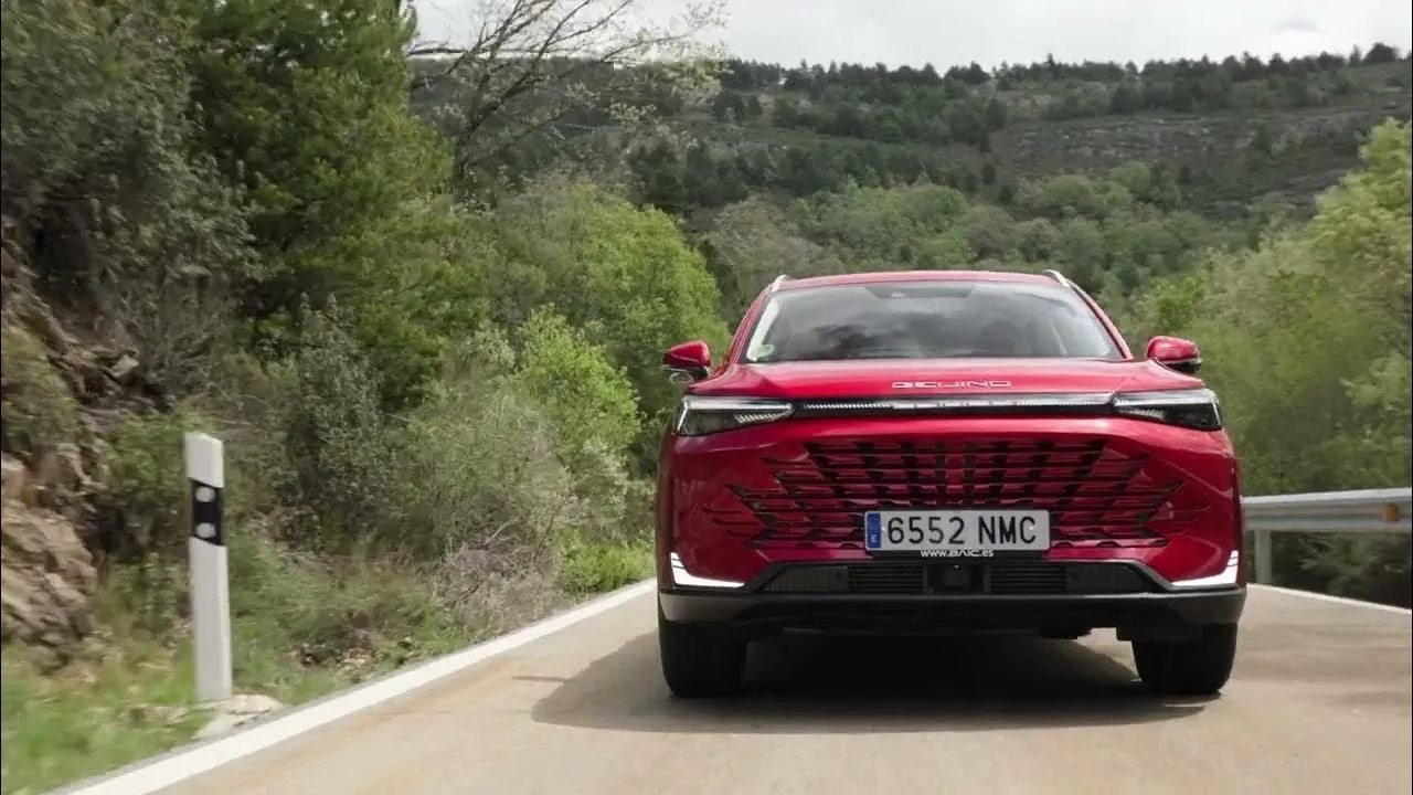 BAIC X75 vue avant sur la route