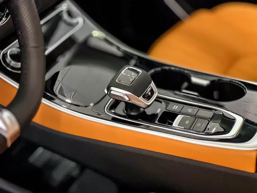 Forthing T5 HEV interieur zitplaatsen